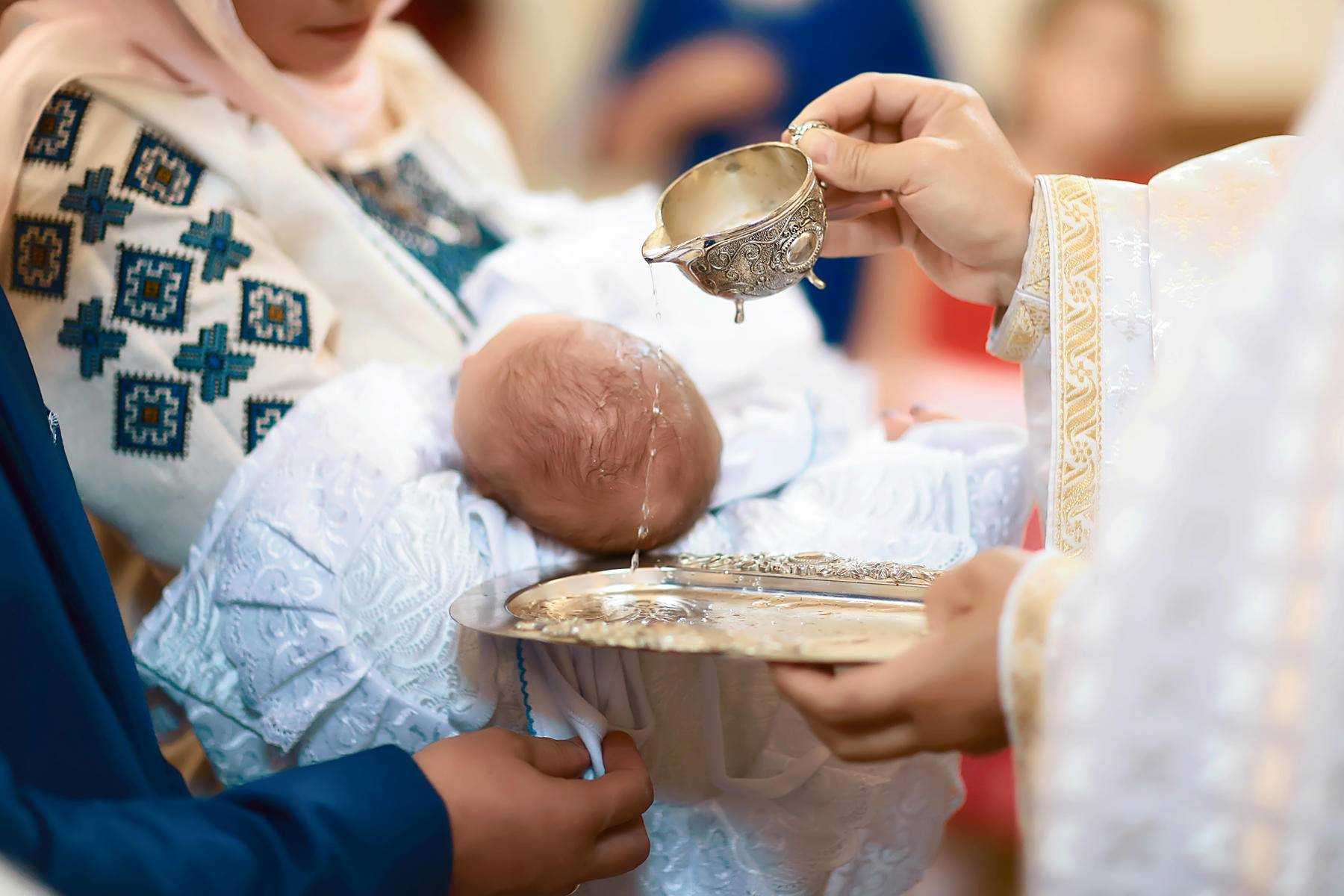 Таинство крещения. Таинство крещения младенца. Крещение младенца в храме. Дети в храме. В какие дни крестят детей в православной