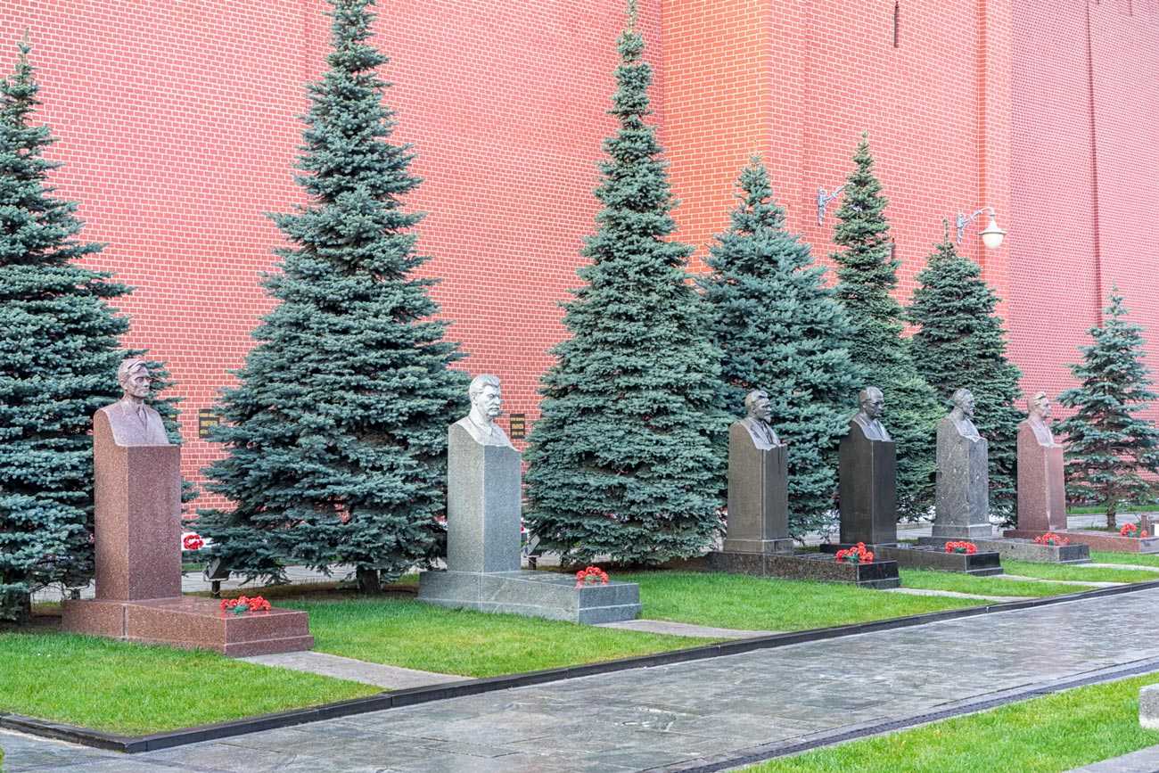 Как гагарин жил после космоса и почему туда не вернулся. репортаж из города, где он работал и умер − разбившись на самолете по неоднозначной причине | гол.ру