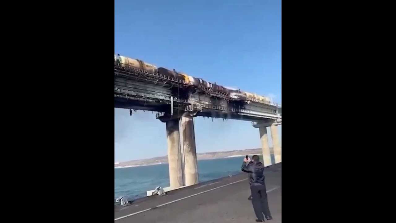 На крымском мосту теракт: рухнул пролет, движение закрыто (видео, фото)