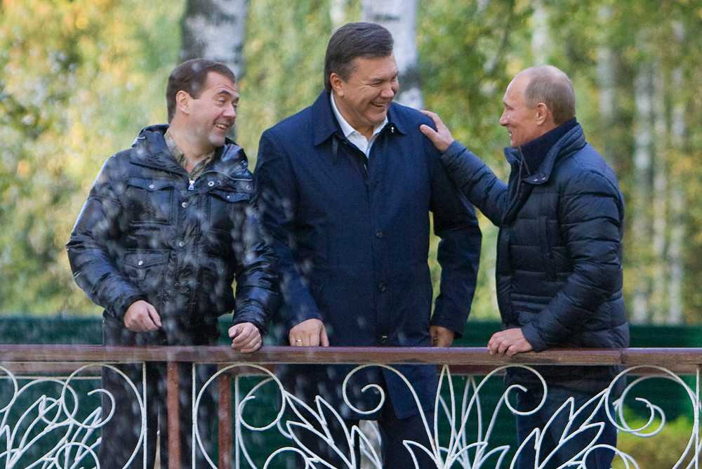 Где сейчас янукович и чем занимается?