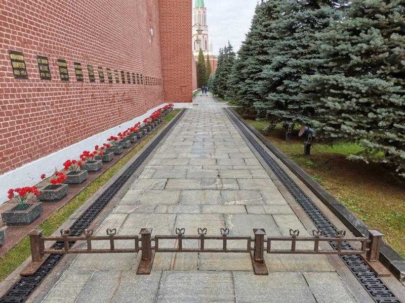 Гибель юрия гагарина: полвека назад эту тайну засекретили сознательно и надолго | российская газета | дзен