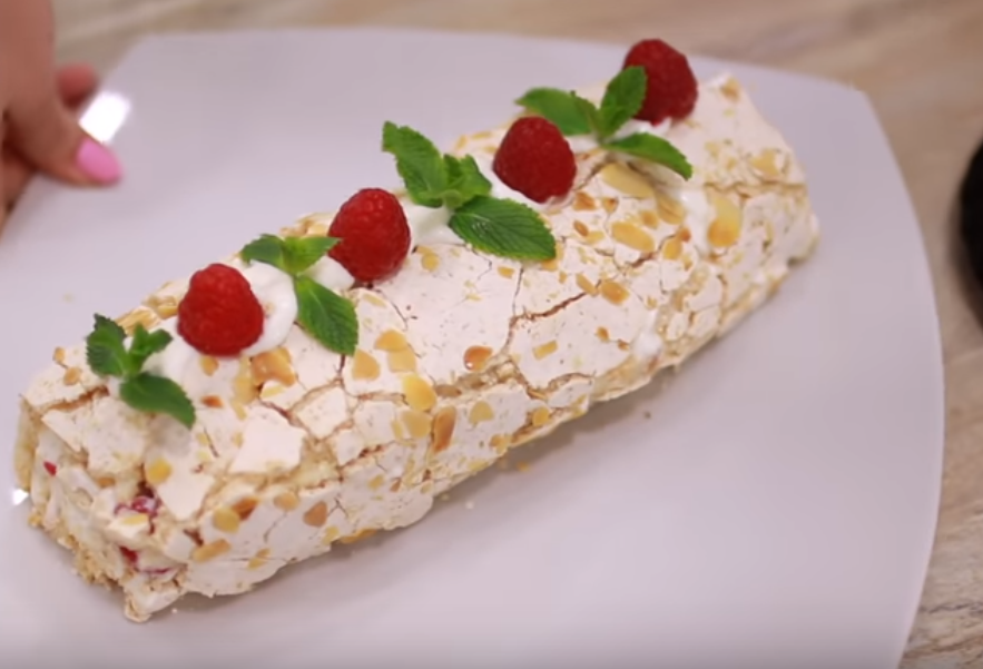 Меренговый рулет с клубникой