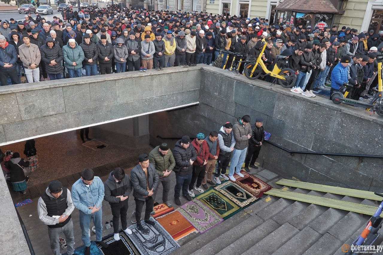Толпа мусульман. Ураза-байрам 2023 в Москве. Ураза байрам в Питере. Во сколько ураза байрам в казани