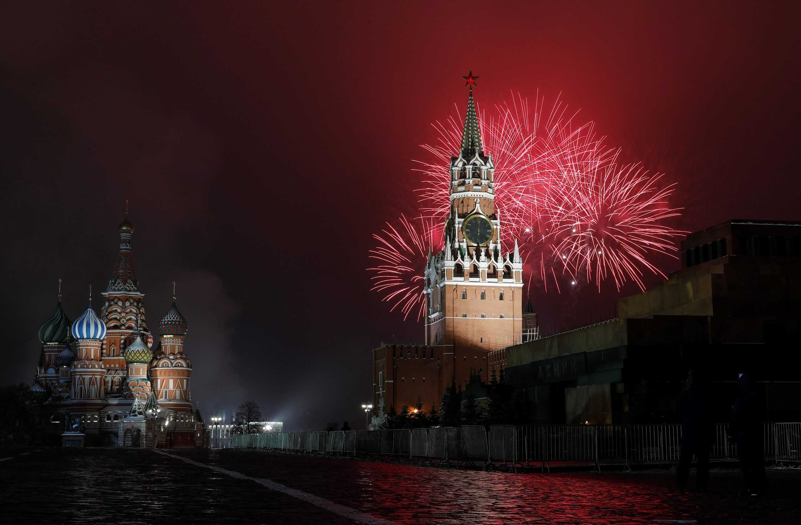Новый год 20 февраля 2024. Красная площадь в Москве 2022 год. Москва красная площадь салют. Салют на красной площади 2021 в Москве. Салют на красной площади 2022 в Москве.