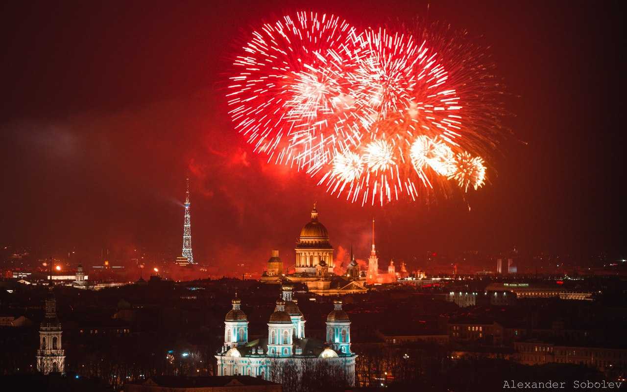 Победа санкт петербург. Салют 9 мая в Санкт Петербурге. Салют 9 мая в Санкт-Петербурге 2020. Салют Победы Ростральные колонны СПБ. Салют Санкт-Петербург 9 мая 2022 Ростральные колонны.