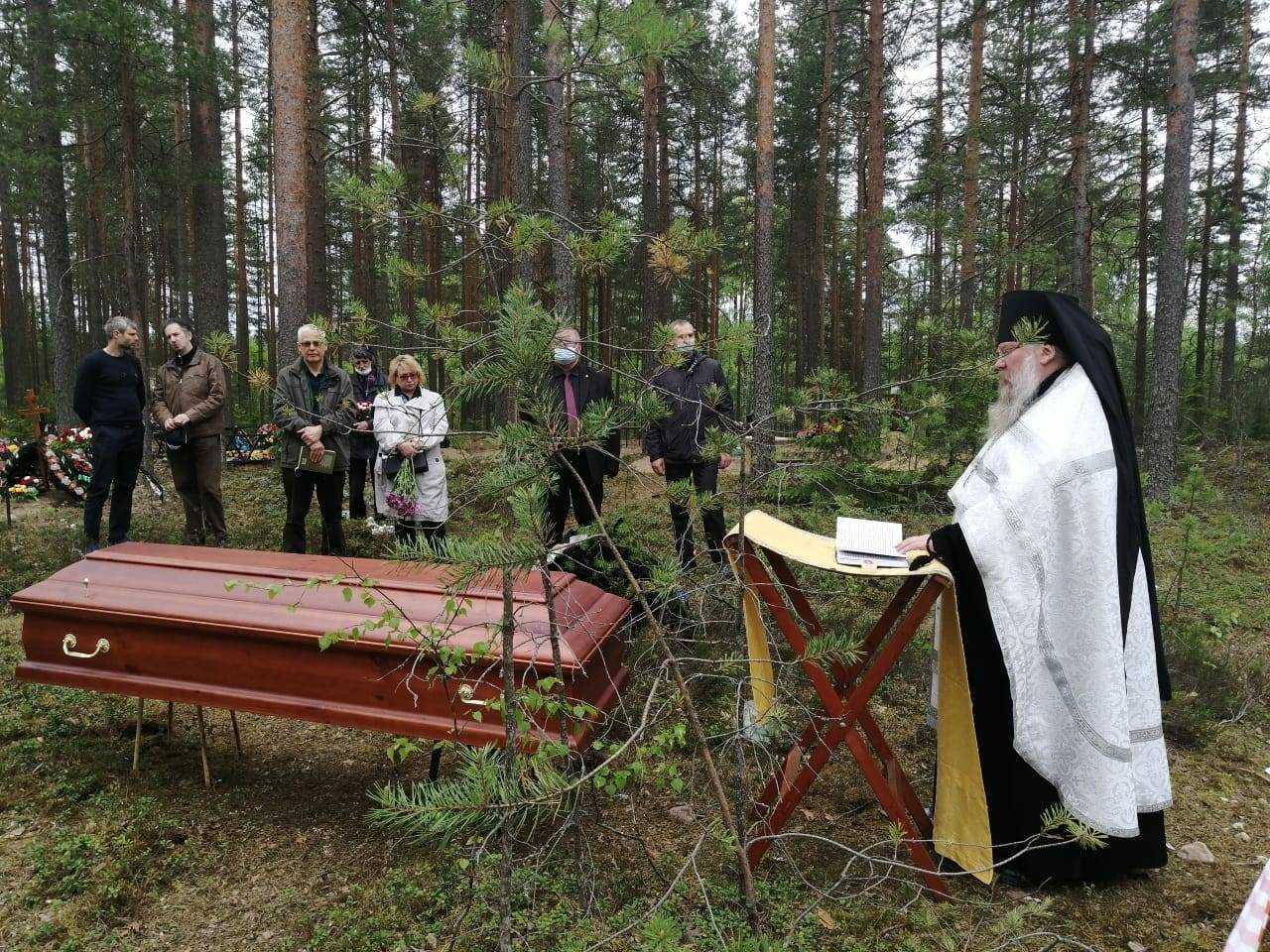 «как мы бросим отца иннокентия, он же совсем один»