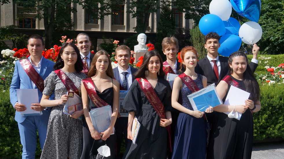 Вручение аттестатов в россии в 2021 году, минпросвещения утвердило дату