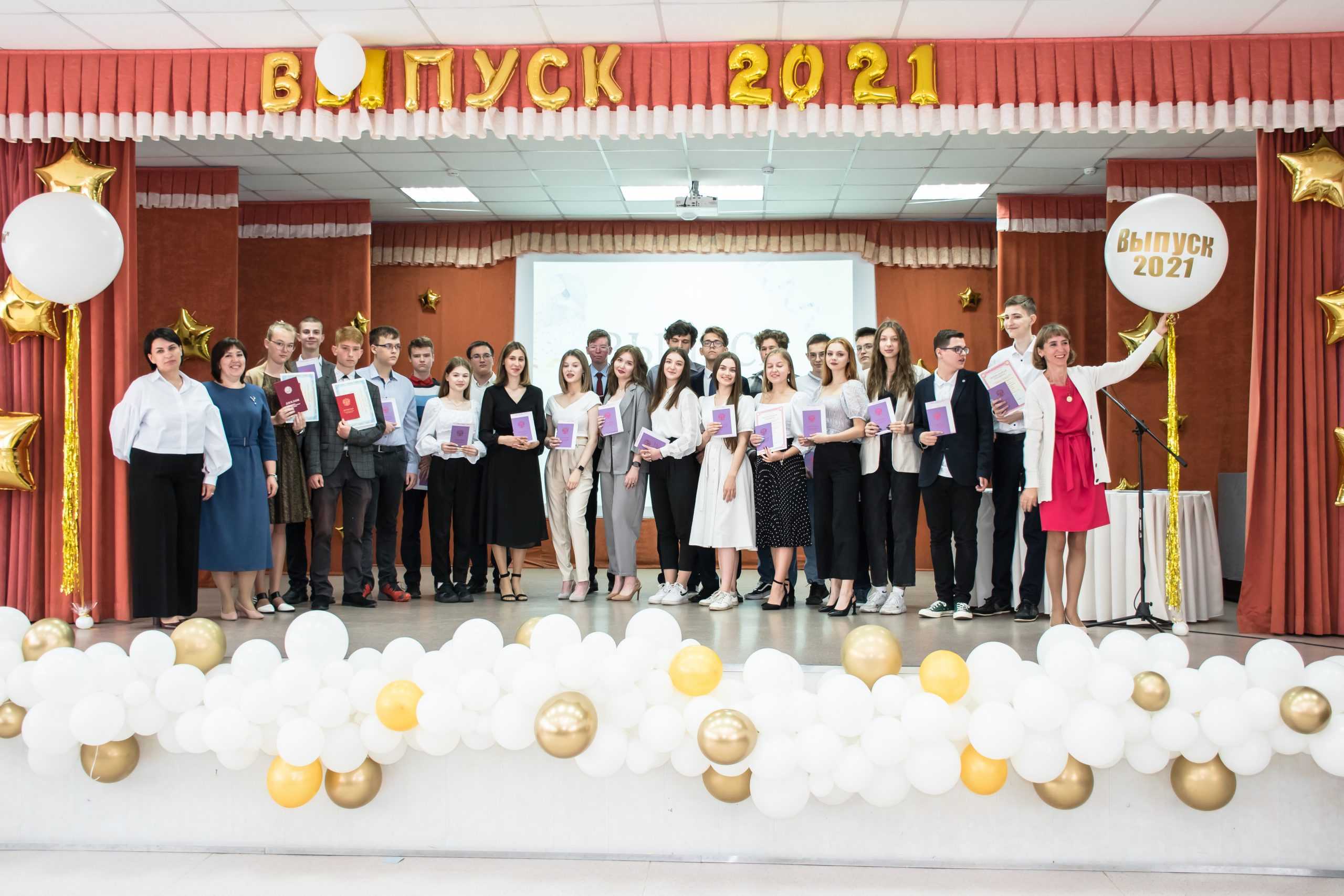 Когда в россии выпускникам 11-х классов будут вручать аттестаты и медали