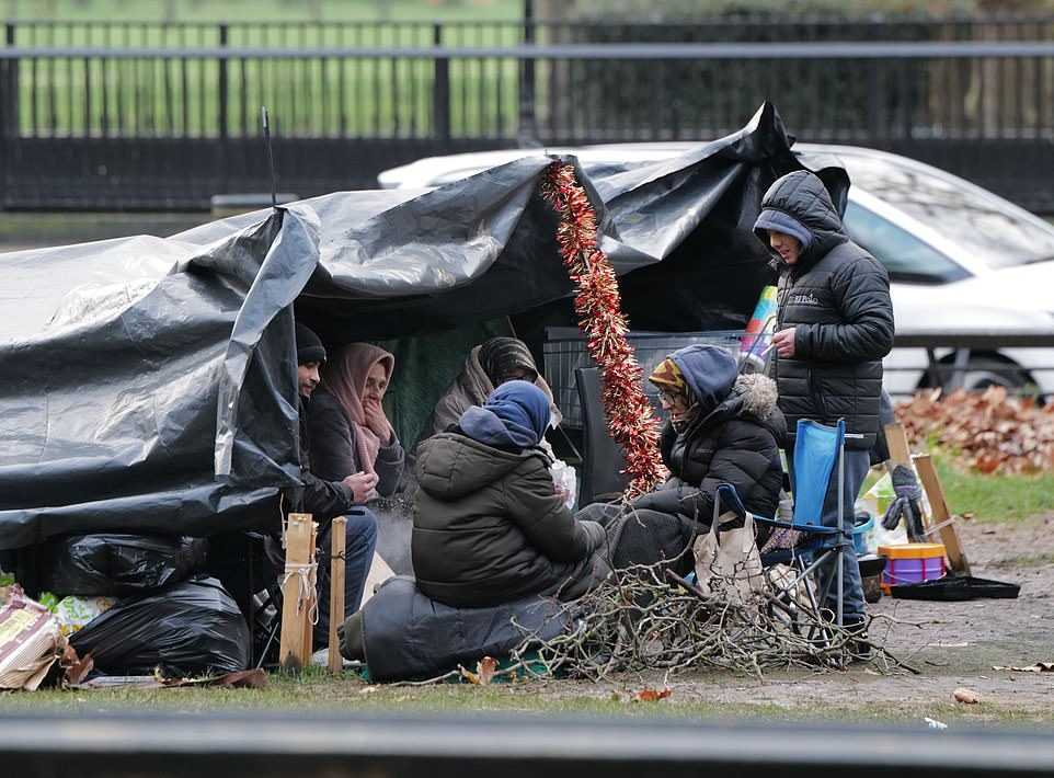 Стало много бомжей! куда не пойди, а там бомж, в общественном транспорте, вокзалах, улицах. откуда берутся бомжи и что с ними делать