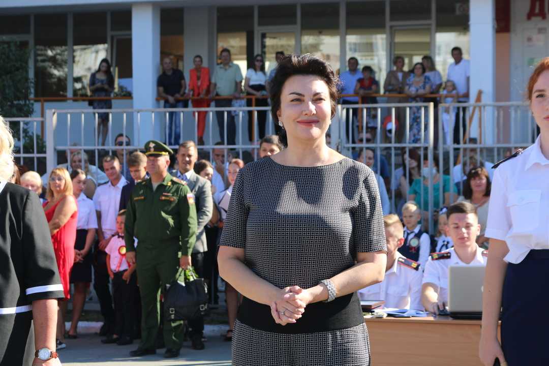 Министр культуры крыма пришла в школу в откровенном наряде | forpost