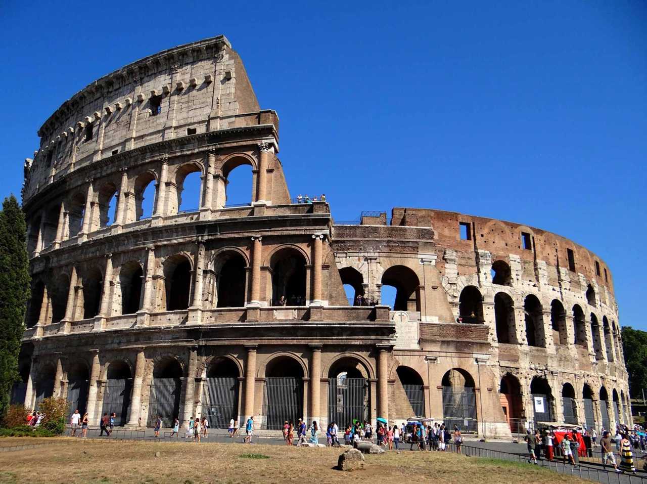 Амфитеатр Колизей в Италии. Колизей в древнем Риме. Колизей символ Италии. Чудо света Римский Колизей в Италии.
