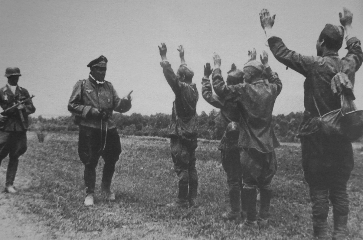 Солдат берет в плен. Русские солдаты сдаются в плен в 1941. Немецкие солдаты сдаются в плен 1941. Советские пленные ВОВ 1941. Солдаты красной армии в немецком плену.