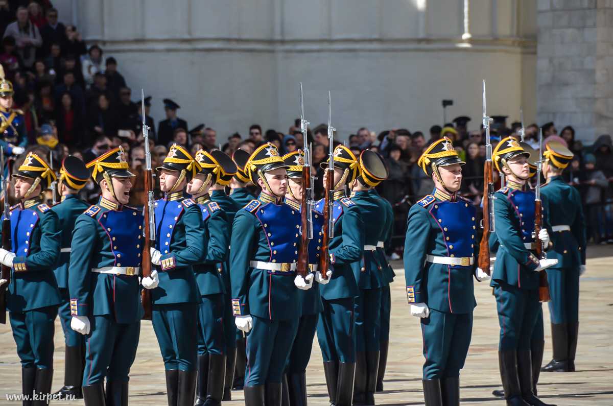 Караулов сегодняшние новости. Развод караула. Развод кремлевского караула. Развод почетного караула в Кремле. Развод Караулов.