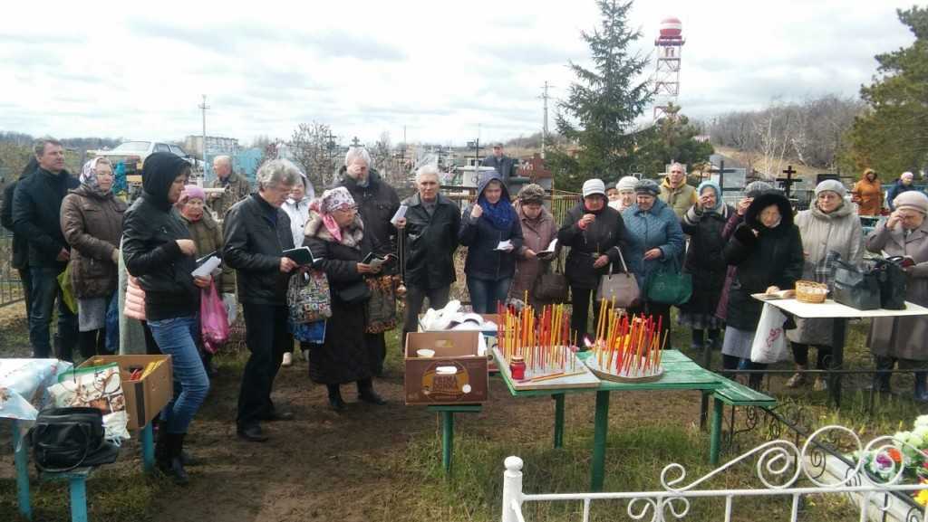 Что несут в церковь и на кладбище на радоницу