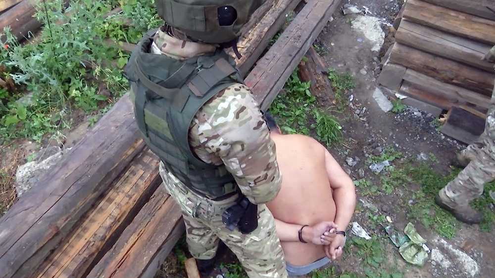 Следователя скр руслана миниахметова, задержанного по делу о взятке, отпустили из-под стражи