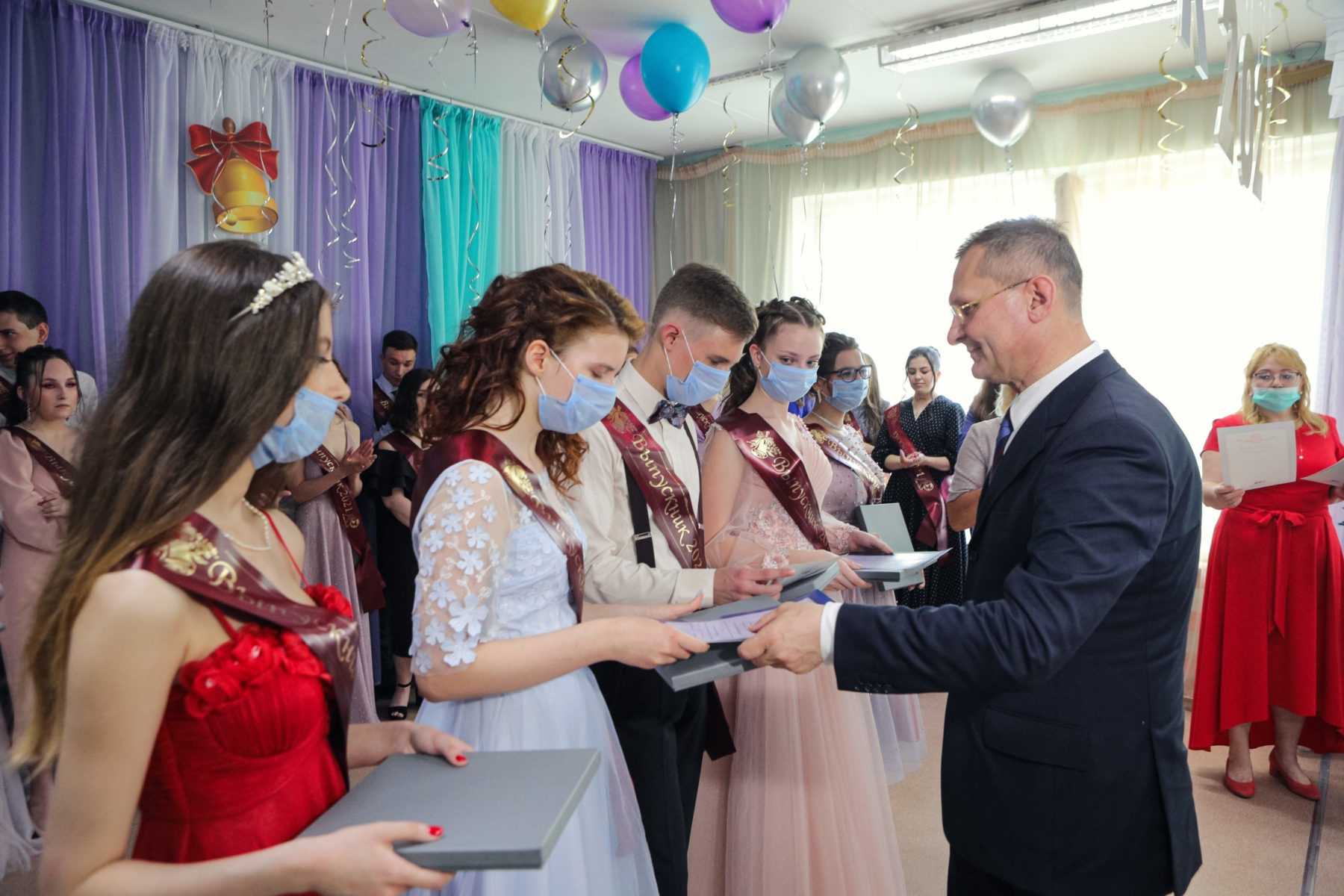 Вручение аттестатов в россии в 2021 году, минпросвещения утвердило дату
