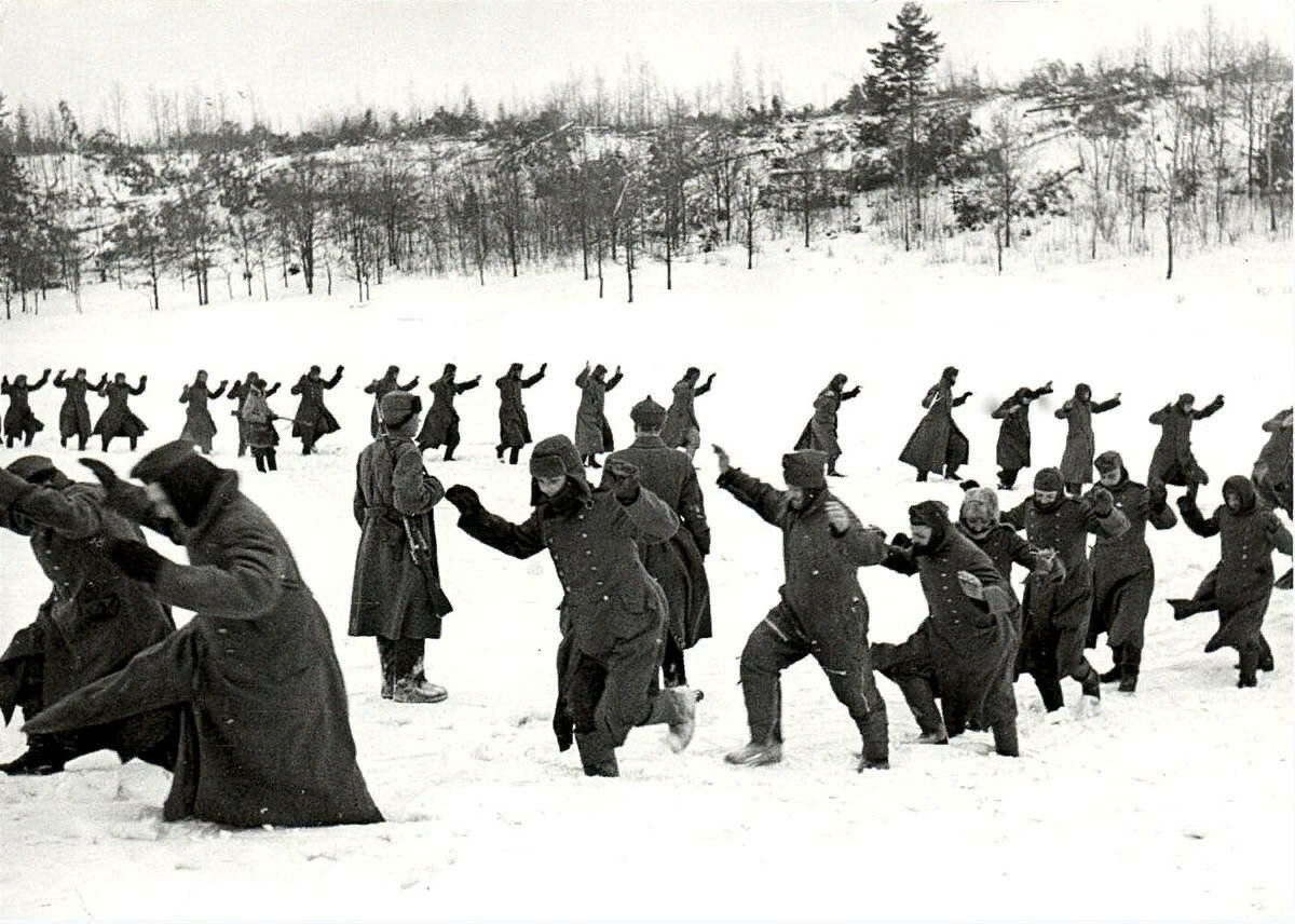 Немецкие солдаты сдаются в плен 1941. Немецкие военнопленные 1942 Сталинград. Пленные немцы под Сталинградом в 1943 году. Пленные немцы под Москвой 1941. Сдавайтесь немецкий народ