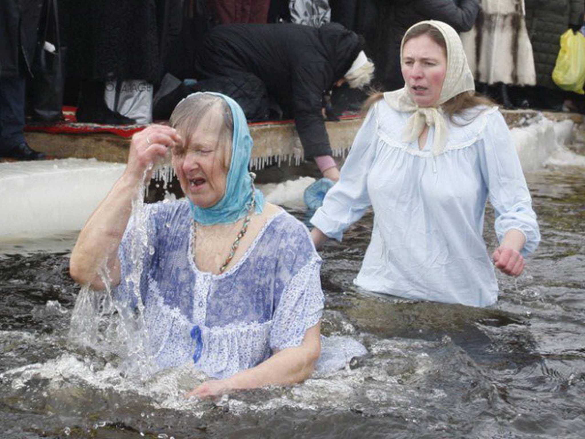 Зрелые женщины купаются. Крещенские купания. Купание женщин. Крещение женщины. Купание в проруби в сорочке.